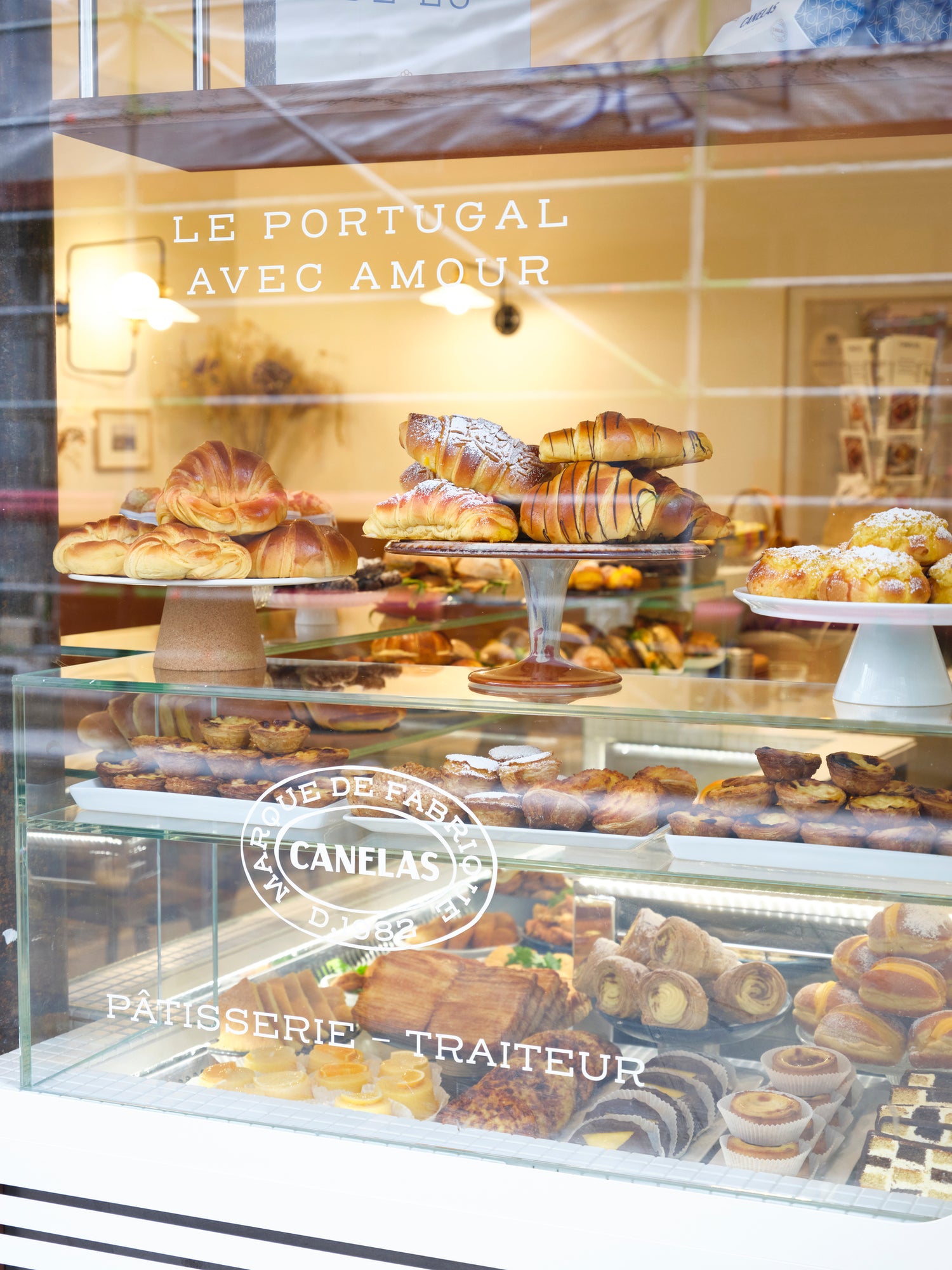 vitrine de la pâtisserie portugaise Canelas à Paris 10 avec des spécialités portugaises appétissantes
