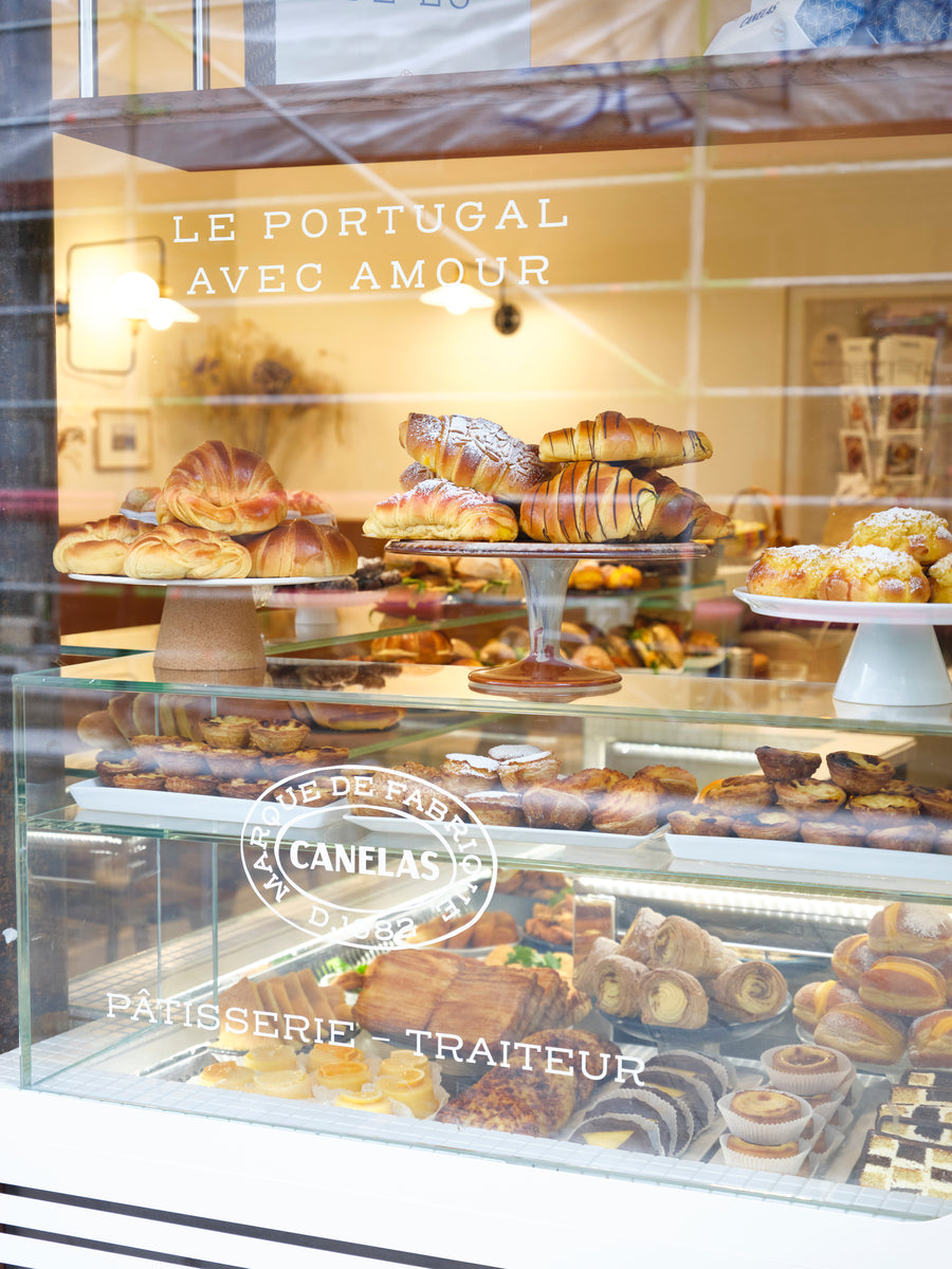 vitrine de la pâtisserie portugaise Canelas à Paris 10 avec des spécialités portugaises appétissantes